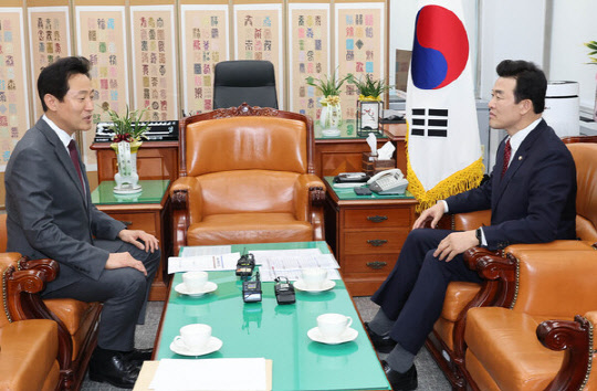 오세훈 서울시장이 8일 오후 무임승차에 대한 협의를 위해 여의도 국회 기재위원장실을 방문해 윤영석 기재위원장과 대화하고 있다. <연합뉴스>